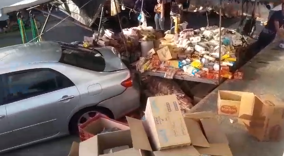Carro invade feira livre e atropela mulher em Japaratuba