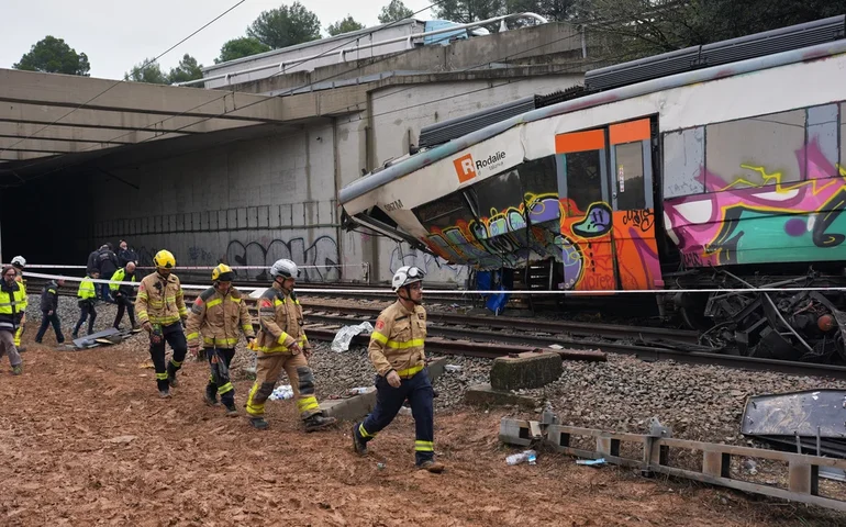 Segundo acidente ferroviário fatal choca a Espanha; número de mortos na primeira colisão sobe para 43