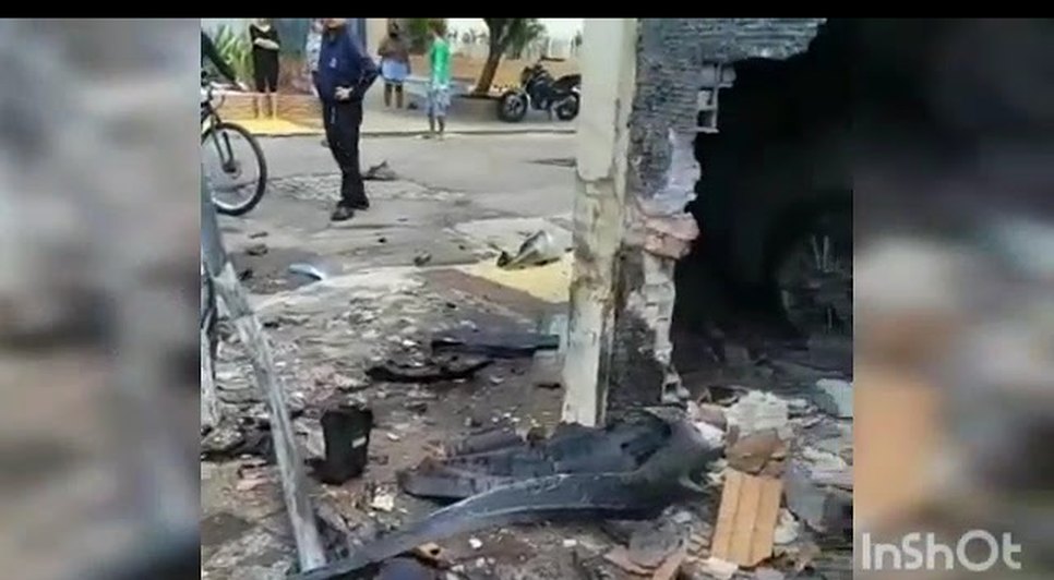 Após colisão com poste, motorista é hospitalizado com múltiplas lesões em Aracaju.jpg