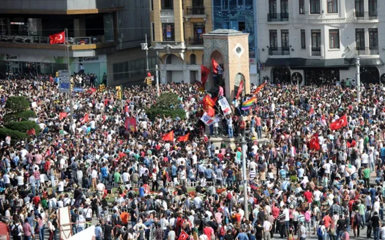 Dia internacional do trabalhador:  data é celebrada com protestos ao redor do mundo, e centenas de manifestantes são presos em Istambul