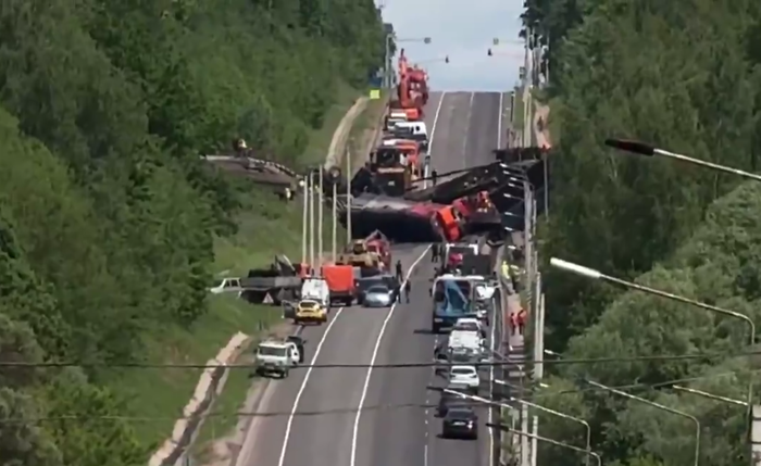 Trem descarrila após ponte desabar sobre ferrovia na Rússia; sete pessoas morreram Trem descarrila após ponte desabar sobre ferrovia na Rússia; sete pessoas morreram