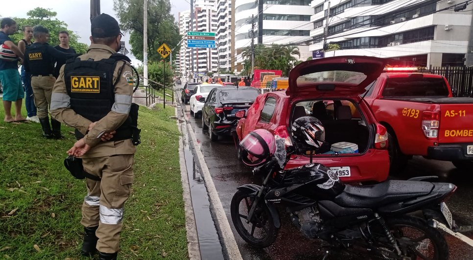 Engavetamento de quatro veículos deixa idosa e homem feridos em Aracaju