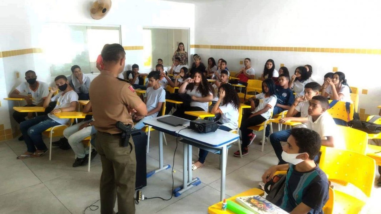 Estudantes de escolas da Semed Penedo recebem orientações por meio de palestras