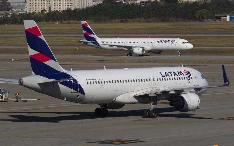 Latam revisa suas projeções de 2023 para cima após aumento de receita e alta na demanda por voos