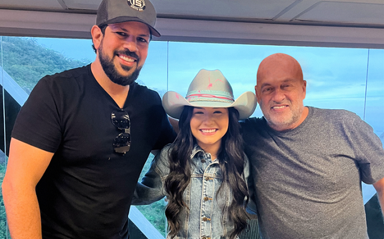 Aposta de Sorocaba, Fiorella assina com a Sony