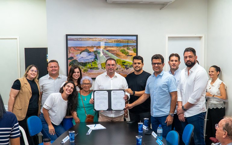 Bem-estar social: Prefeito Luciano Barbosa assina ordem de serviço para início das obras do Cras Planalto