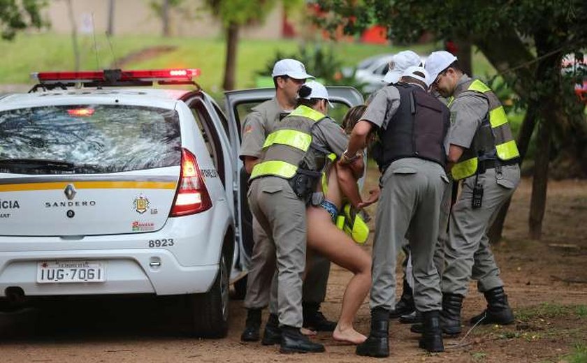 Mulher é detida por correr nua em parque no RS