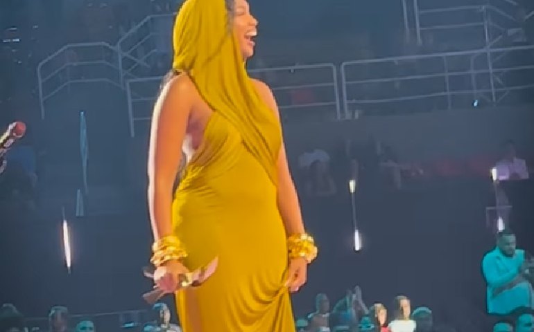 Vestido com capuz 'faz a cabeça' de famosas como Iza; entenda a tendência e veja fotos de looks