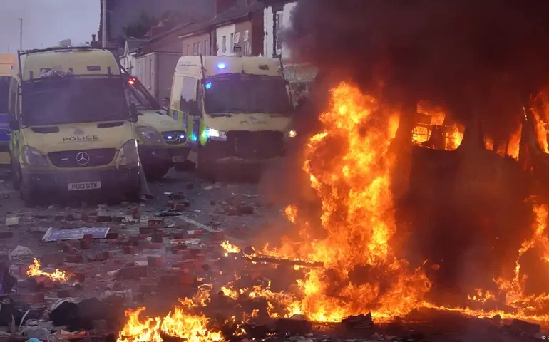 Manifestantes ateiam fogo a um hotel conhecido por acolher solicitantes de asilo no Reino Unido