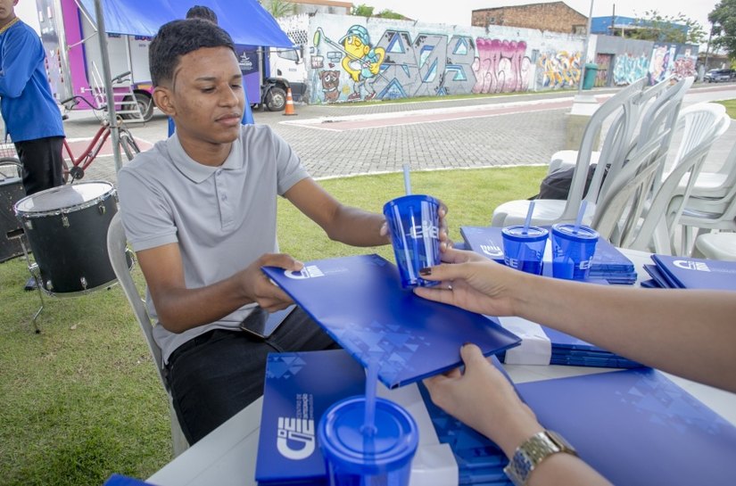 Bate-Papo na praça beneficia jovens do Benedito Bentes com orientações para o primeiro emprego