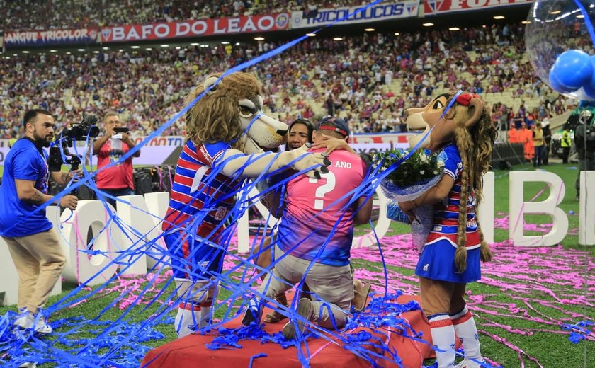 Pais fazem chá revelação em intervalo de jogo entre Fortaleza e Santos