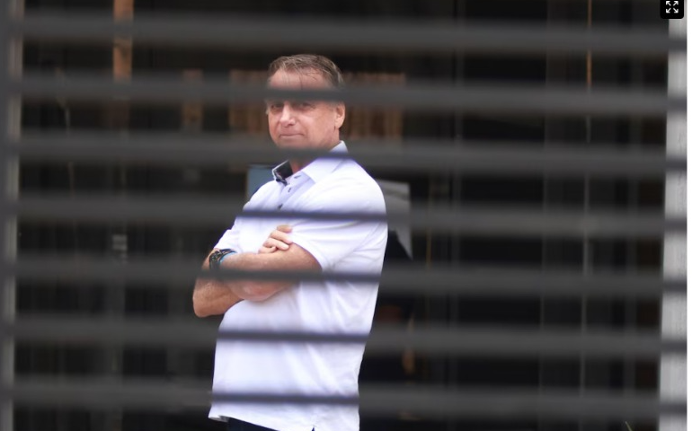 Defesa de Bolsonaro pede ao STF fim da prisão domiciliar e revogação de medidas cautelares