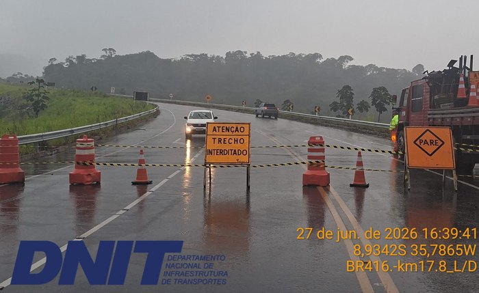 Equipes preparam obras de contenção para garantir a segurança e liberar o tráfego