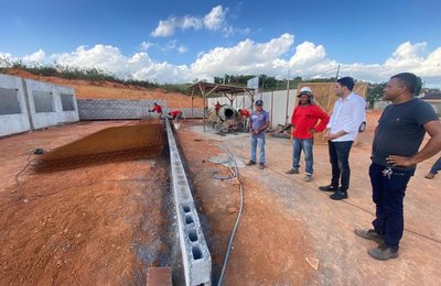 Prefeito de Santana do Mundaú acompanha obras da Creche do Programa Cria  