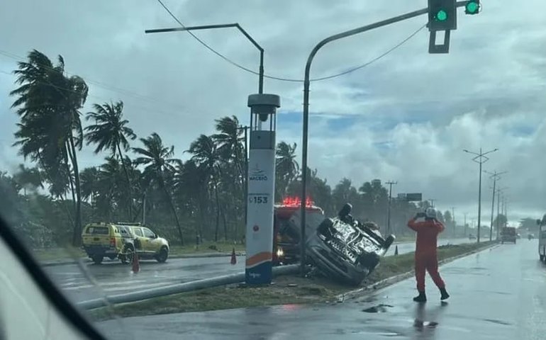 Motorista com sinais de embriaguez fica ferido após capotar carro em Maceió
