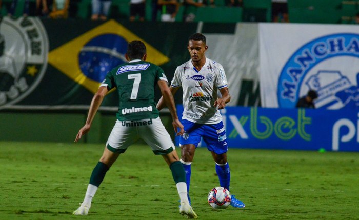 Jogador do CSA disputa bola com atleta do Goiás, pela Série B