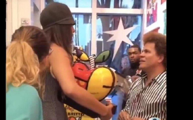 Mulher destrói obra de Romero Britto na frente do artista; veja
