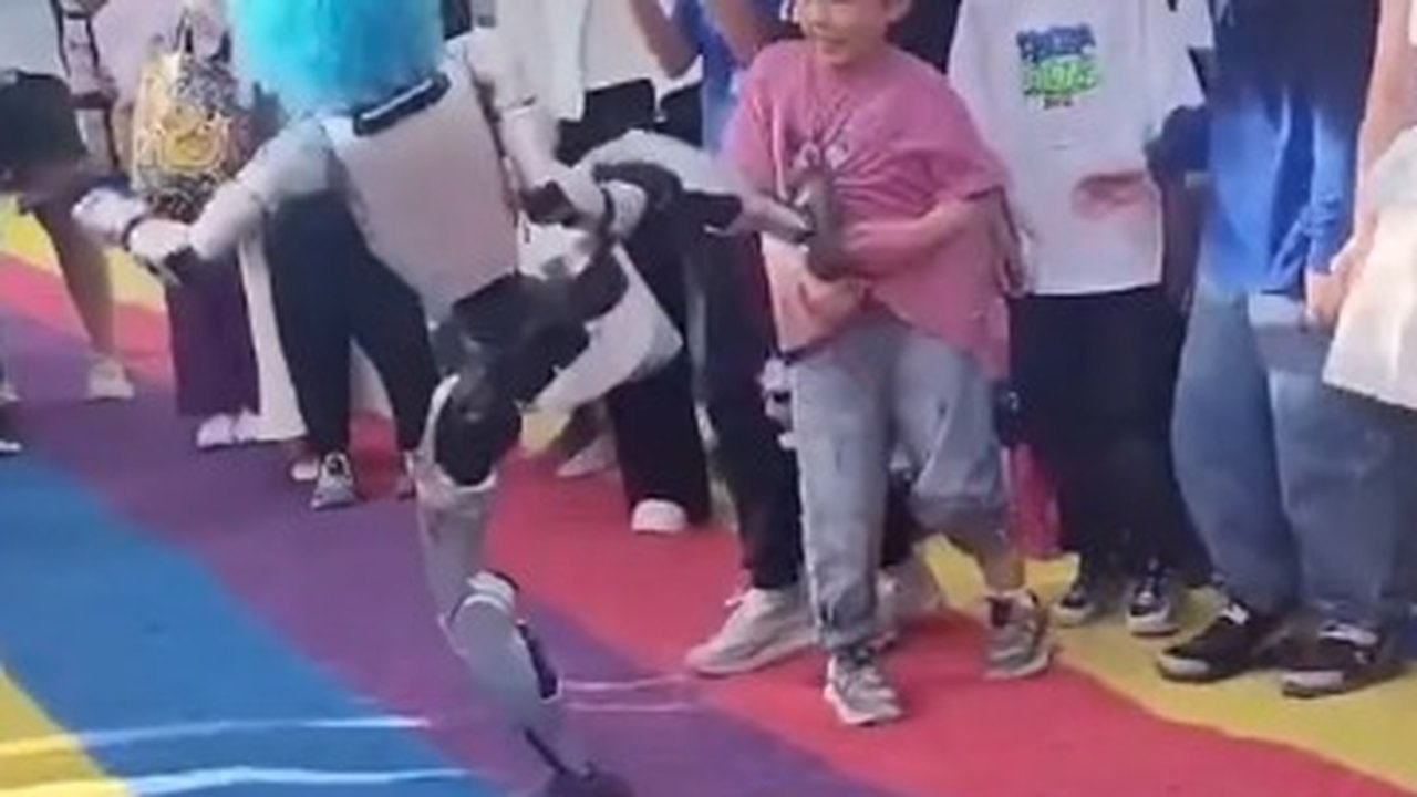 Robô humanoide chuta criança durante demonstração de artes marciais na China