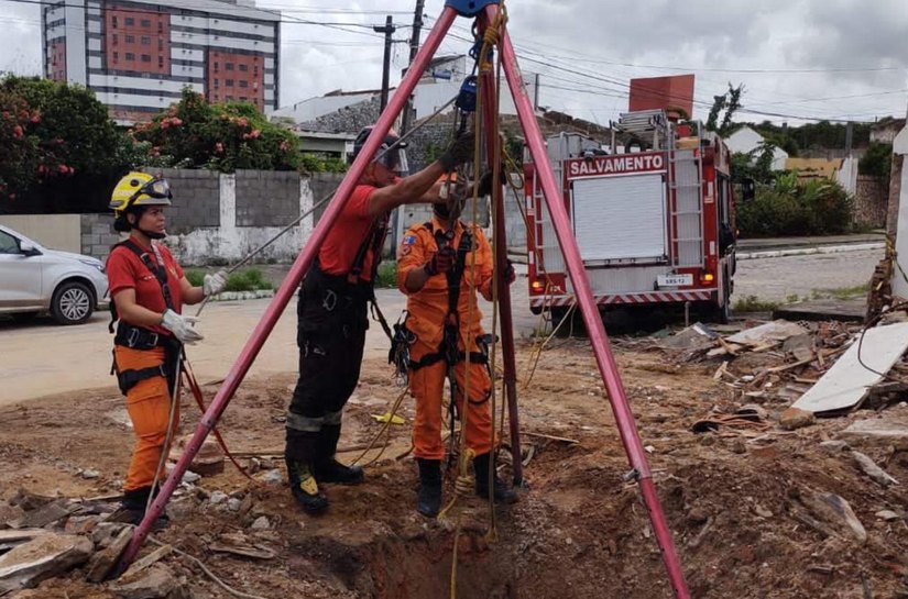 Bombeiros resgatam bebê, mãe e avô após queda em cacimba em Arapiraca