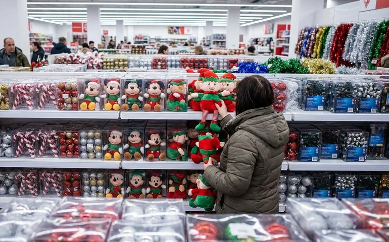 Produtos chineses dominam prateleiras de decoração natalina