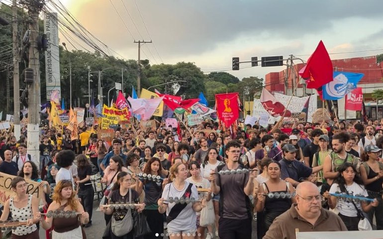 Alunos da USP protestam por melhores condições de moradia e alimentação