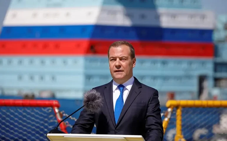 Rússia: Medvedev diz que guerra com Europa 'não vai acontecer' nos próximos cinco anos