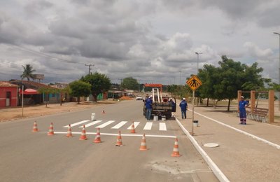 Bairros da área do Lago da Perucaba, em Arapiraca, recebem sinalização de trânsito