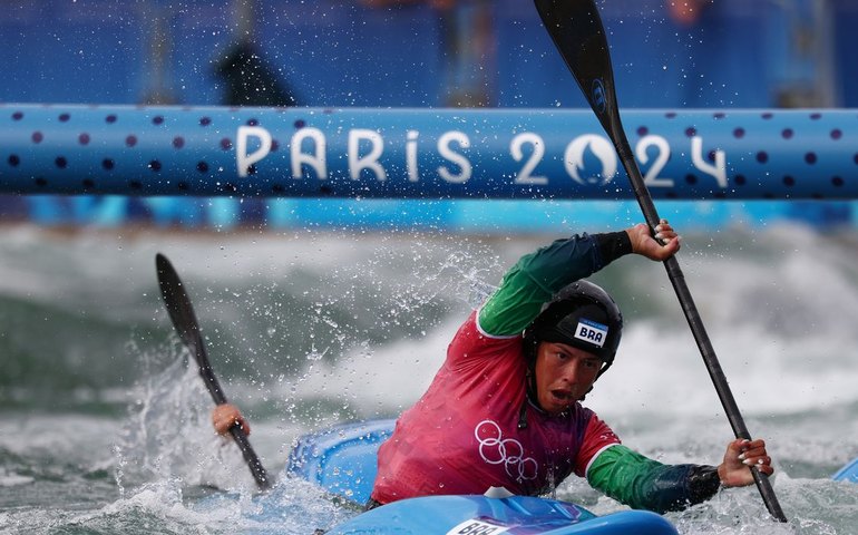 Olimpíada de Paris: Ana Sátila e Pepê avançam no caiaque cross