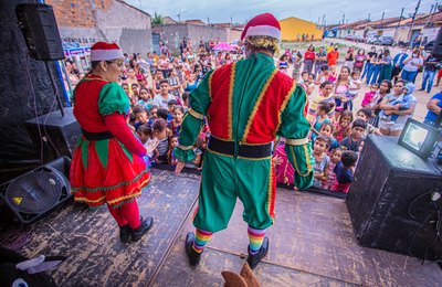 Papai Noel e espetáculo natalino encantam comunidades de Arapiraca que estão em situação de vulnerabilidade 