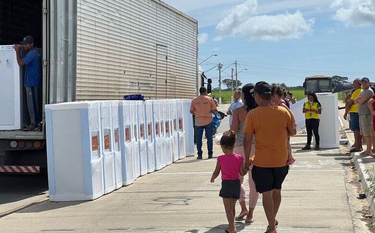 E+ Geladeira: Equatorial entrega 80 geladeiras aos moradores dos Beneditos Bentes