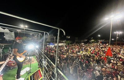 Carna Branquinha: bloco Vou Furar arrastou multidão neste sábado