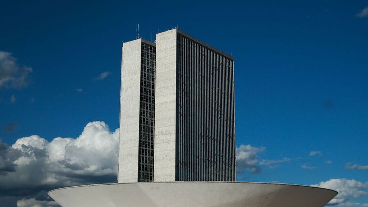 Senado adia votação de projetos sobre preço de combustível para semana que vem