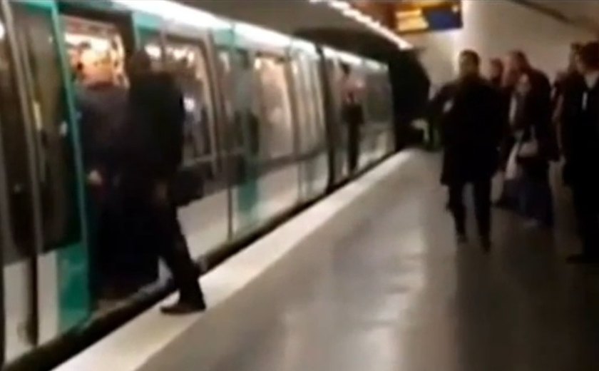 Chelsea suspende três torcedores investigados por atos racistas em metrô