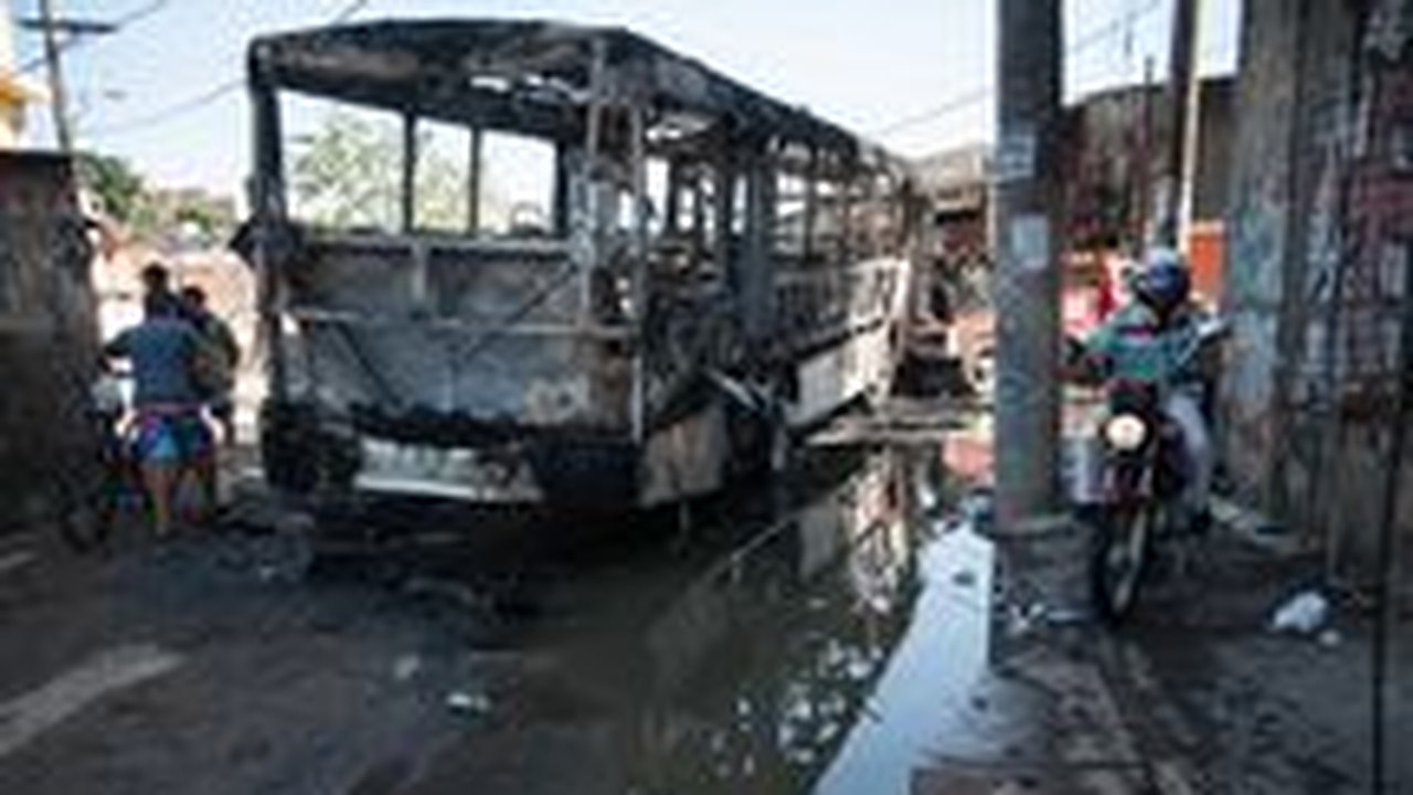 Um ônibus é incendiado por dia em São Paulo