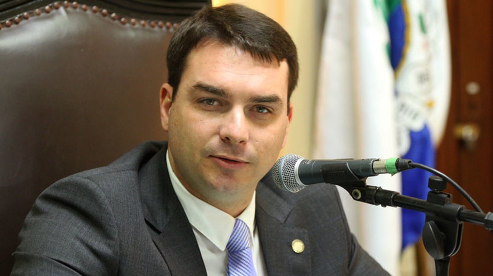 Flávio Bolsonaro compra imóvel de quase R$6 milhões
