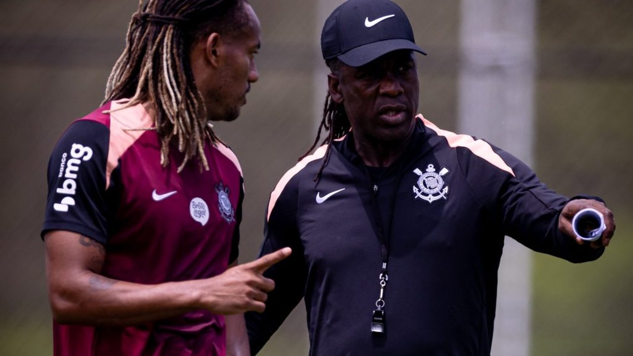 Seedorf inicia trabalhos no Corinthians com mudanças na rotina do elenco