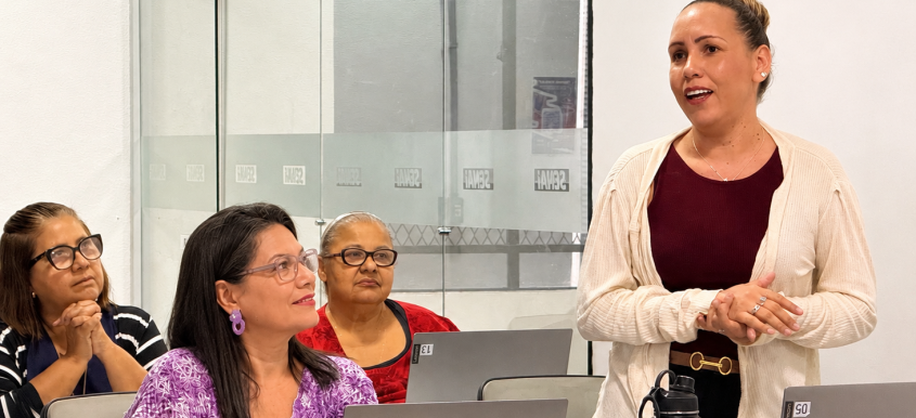 A aluna Aryanne Alcântara (em pé) ressaltou a importância da tecnologia para os empreendedores. Foto: Winicius Correia/Ascom Sedigi.