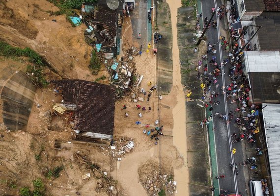 Número de mortes confirmadas devido à chuva no Grande Recife é de 44