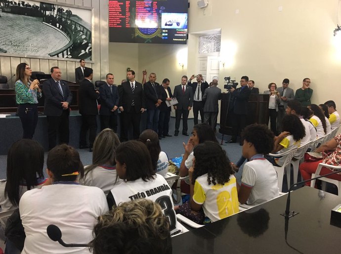 Estudantes da Escola Théo Brandão conhecem funcionamento da Assembleia