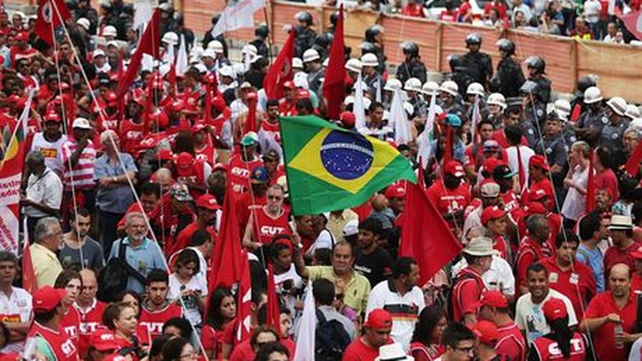 Movimentos sociais fazem manifestação em apoio à Petrobras e reforma política
