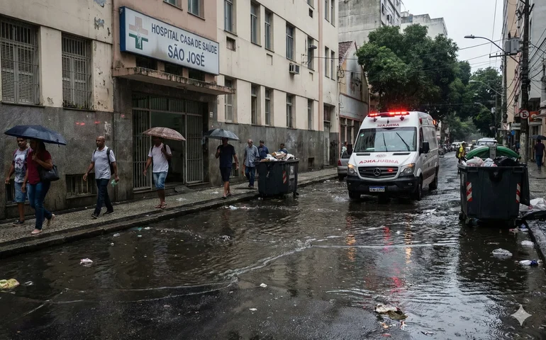 Vazamento de esgoto causa transtornos em Botafogo e afeta funcionamento do Hospital Casa