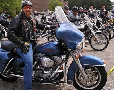 Motoqueiros tatuados pregam na Califórnia-EUA