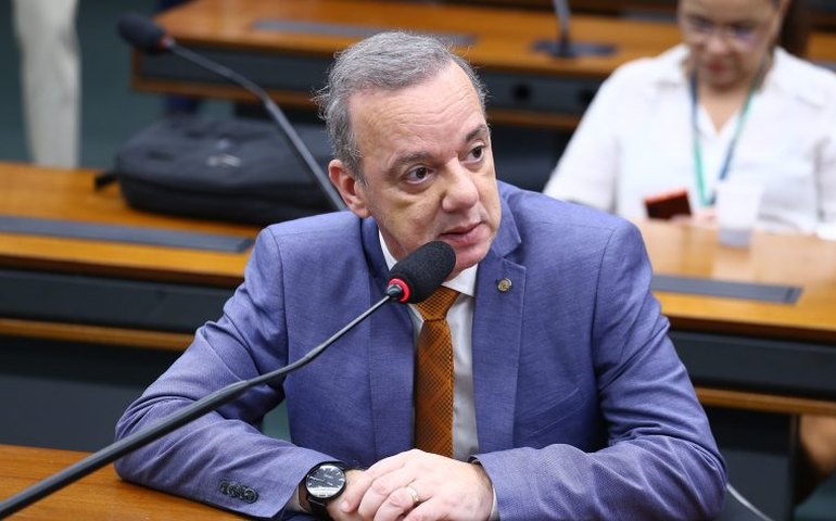 Comissão aprova descentralização de universidades públicas federais