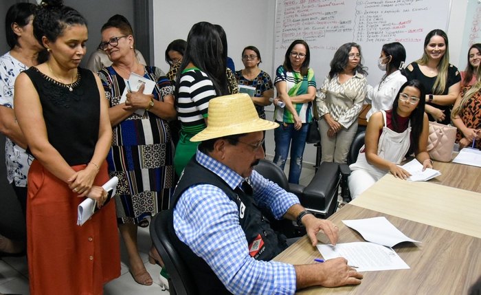 Gilberto Gonçalves durante assinatura da lei que estabelece o piso nacional da enfermagem