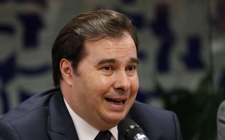 Projeto de lei das fake news pode cumprir papel muito importante, diz Maia