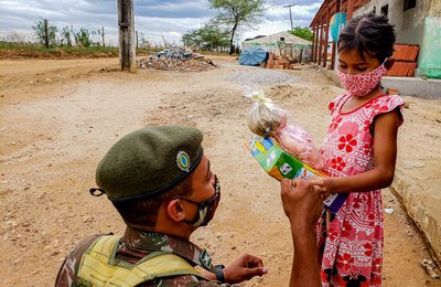 Batalhão do Exército arrecada e distribui mais de 2 toneladas de alimentos em comunidades no Sertão de Alagoas