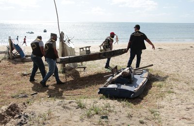Convívio Social promove reordenamento de jangadas na orla da Ponta Verde
