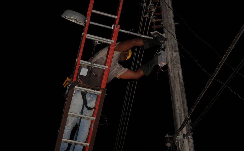 Prefeitura de Arapiraca reforça iluminação em 15 bairros