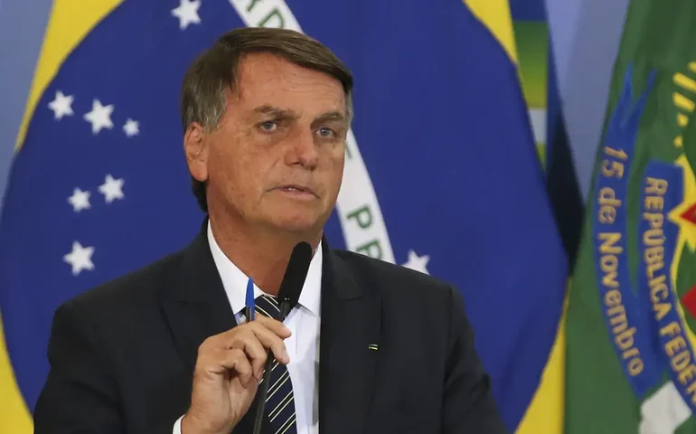 Bolsonaro se despede de Michelle após visita na PF em Brasília
