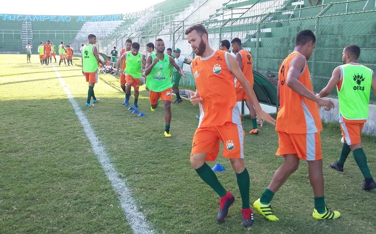 Coruripe realiza o primeiro treino coletivo da semana no Gersão